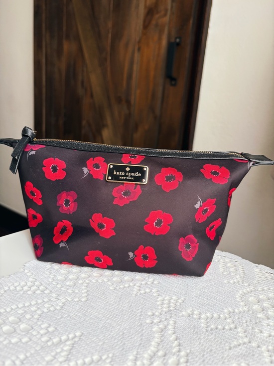 kate spade Handbags - Kate Spade Wilson Road Mini Poppy Jodi Cosmetic Pouch ♠️✨